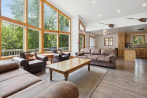 10 Bedroom Executive Chalet w Hot Tub
